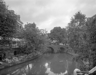 66854 Gezicht op de Oudegracht te Utrecht met in het midden de Bakkerbrug; vanuit het noordwesten.